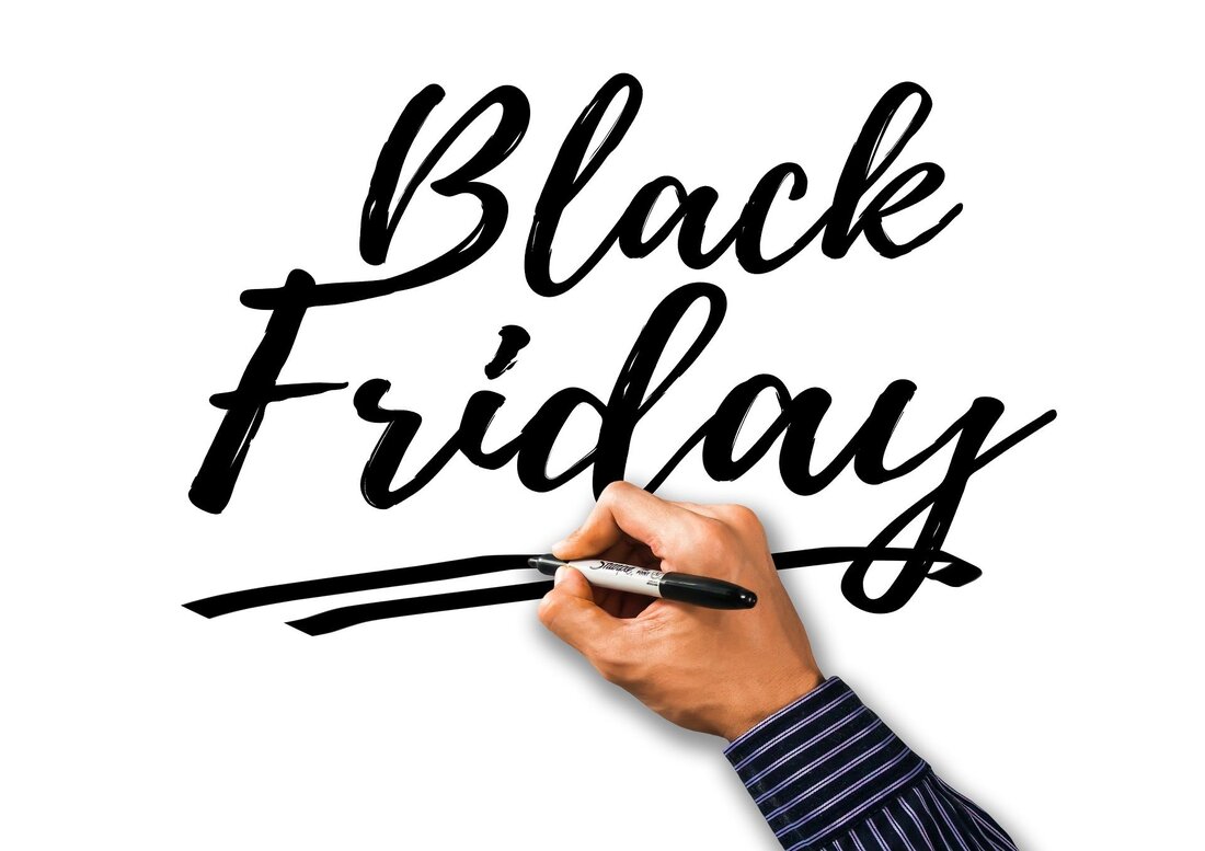 Die groß angelegten Rabattaktionen am Black Friday und dem darauffolgenden Cyber Monday machen auch vor dem Lebensmitteleinzelhandel nicht Halt. Denn obwohl sich hier durch die ständigen Vergünstigungen längst eine Rabattkultur etabliert hat, wird diese rund um den kommenden Freitag mit immer noch billigeren Preisen auf die Spitze getrieben. Das mag Konsumentinnen und Konsumenten freuen, am Ende des Tages leiden unter den Billigstpreisen jedoch jene, die unsere Lebensmittel produzieren – und damit auch die Qualität der Lebensmittel selbst, sagt Hannes Royer, Obmann des Vereins Land schafft Leben: „Im Lebensmitteleinkauf hat sich eine regelrechte Rabattkultur etabliert, die den Wert unserer Lebensmittel zerstört. …