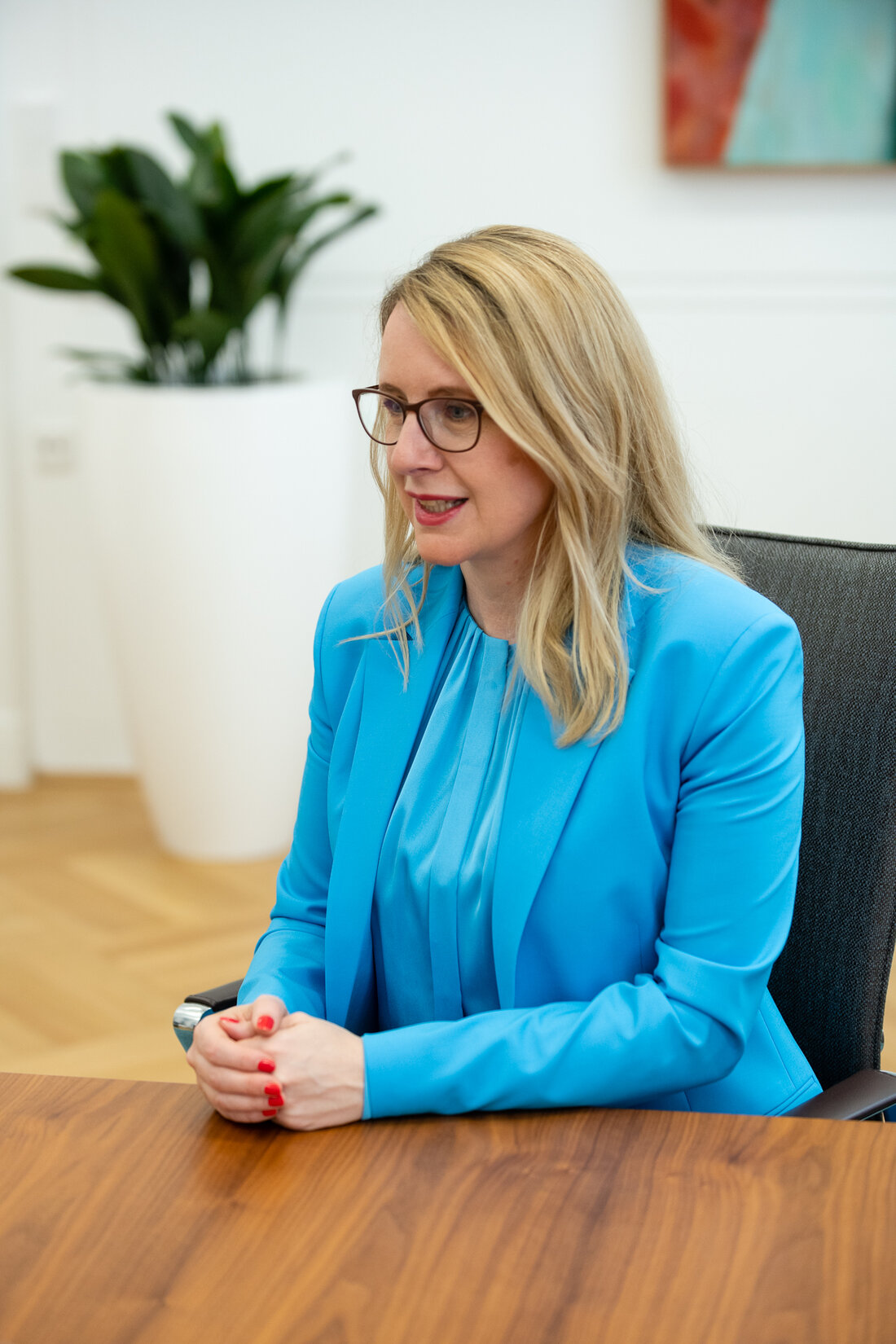 Wie lange die Krise andauern wird, kann auch Wirtschaftsministerin Margarete Schramböck aktuell nicht sagen. Aber sie verrät an welche Stellen sich Unternehmen wenden können und warum niemand befürchten muss zu kurz zu kommen – ein Telefonat in stürmischen Zeiten.