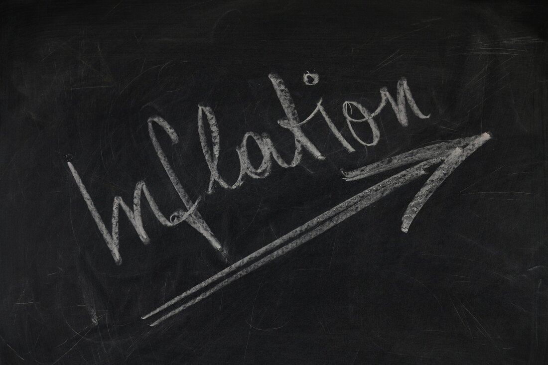 Im Juni ist die Inflationsrate laut Statistik Austria auf +8,7% angestiegen und hat damit das höchste Niveau seit 1975 erreicht. Noch dramatischer ist die Entwicklung im Beschaffungsbereich der Firmen selbst, bei den Großhandelspreisen: Diese sind im Juni um +26,5% regelrecht explodiert. Die Großhandelspreise gelten auch als Frühindikator für die weitere Entwicklung der Verbraucherpreise. Insofern erwartet der heimische Handel einen „heißen Herbst„, auf den sich Österreich jetzt bestmöglich vorbereiten muss. Händler befürchten Minus in 2022 und wirtschaftliche Instabilität Die immer höheren Energie- und Treibstoffkosten sowie die schlechte Verbraucherstimmung verhageln dem österreichischen Einzelhandel in diesem Jahr das Geschäft, so das zentrale Ergebnis …