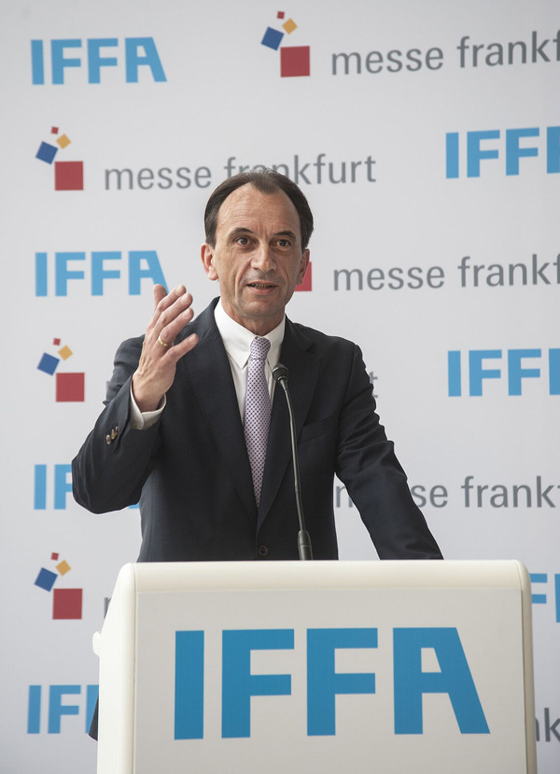 Minister und Metzgermeister Michael Boddenberg eröffnete die IFFA 2013