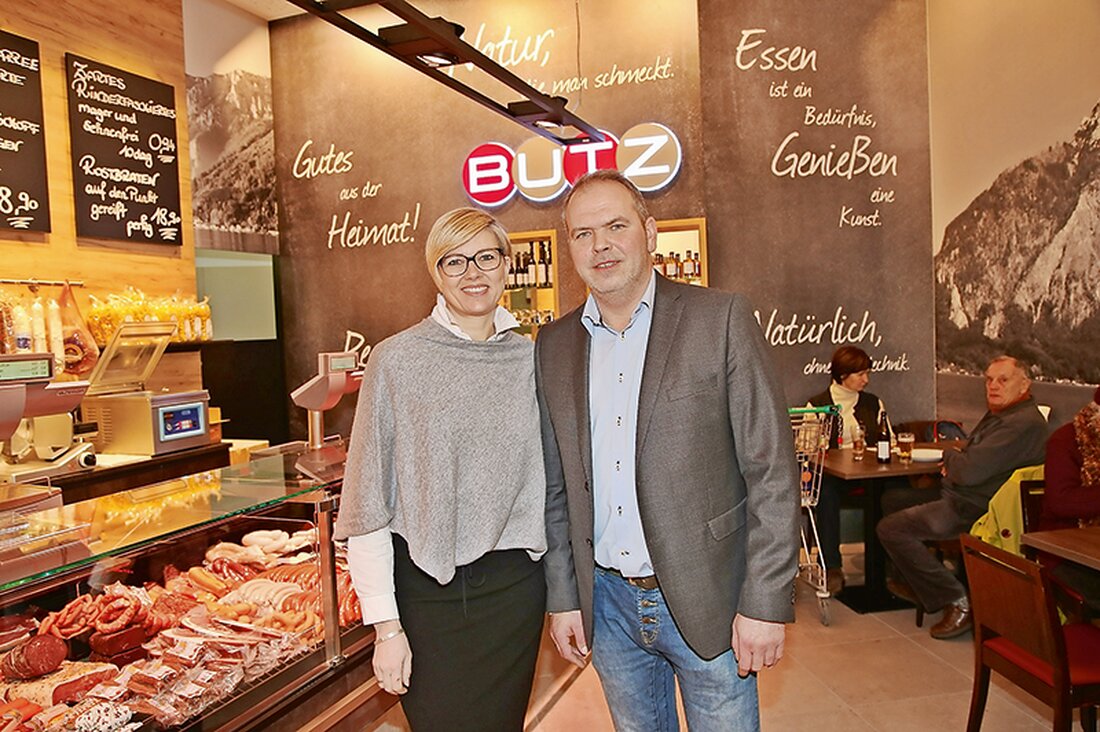 Neben dem Stammsitz und der Produktion in Lambach, einem Verkaufsgeschäft ebendort und einer Filiale in Attnang-Puchheim, betreibt Fleischermeister Martin Butz, der auch der Gruppe Bonusfleischer angehört, seit zehn Jahren erfolgreich eine weitere Filiale im Salzkammergut Einkaufspark (SEP) in Gmunden. Im Zuge der Modernisierung dieses Einkaufszentrums wurde Butz ein neuer Standort angeboten. Gegenüber eines Merkur-Marktes und neben einer Bäckerei hat Butz auf 100m2 Verkaufsfläche die neue Position bezogen. „Wir sind zu dem Schluss gekommen, dass sich die besten Chancen dort bieten, wo es hohe Frequenz gibt. Voraussetzungen sind natürlich Top-Qualität und kompetenter Service“, so Martin Butz (im Bild mit Gattin Doris &hellip;