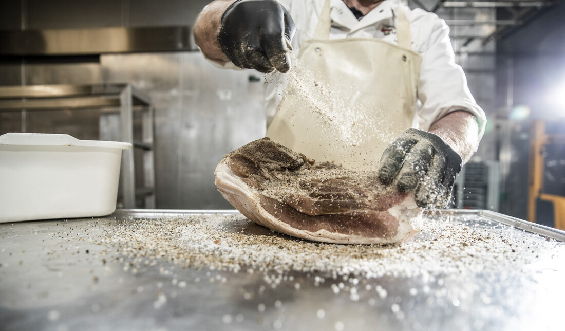 In der Metzgerei Huber in Oberndorf geht’s rund: Es wird zugeschnitten, eingesalzen, geformt, ummantelt – und das alles per Hand. Seit mehr als 200 Jahren produziert die Kitzbüheler Traditionsfleischerei nun schon ihre Spezialitäten und setzt nach wie vor auf echtes Metzgerhandwerk.