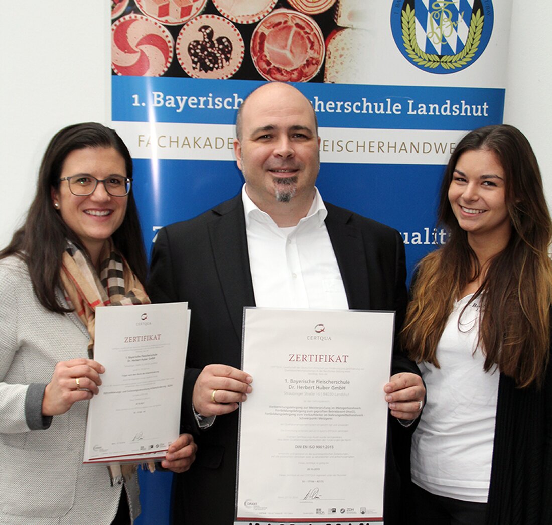 Die 1.Bayerische Fleischerschule Landshut erhält das Gütesiegel der Prüfstelle Certqua nach ISO 9001:2015. Damit wurde Innovationsfähigkeit, Dienstleistungsqualität und Kundenorientierung bescheinigt.