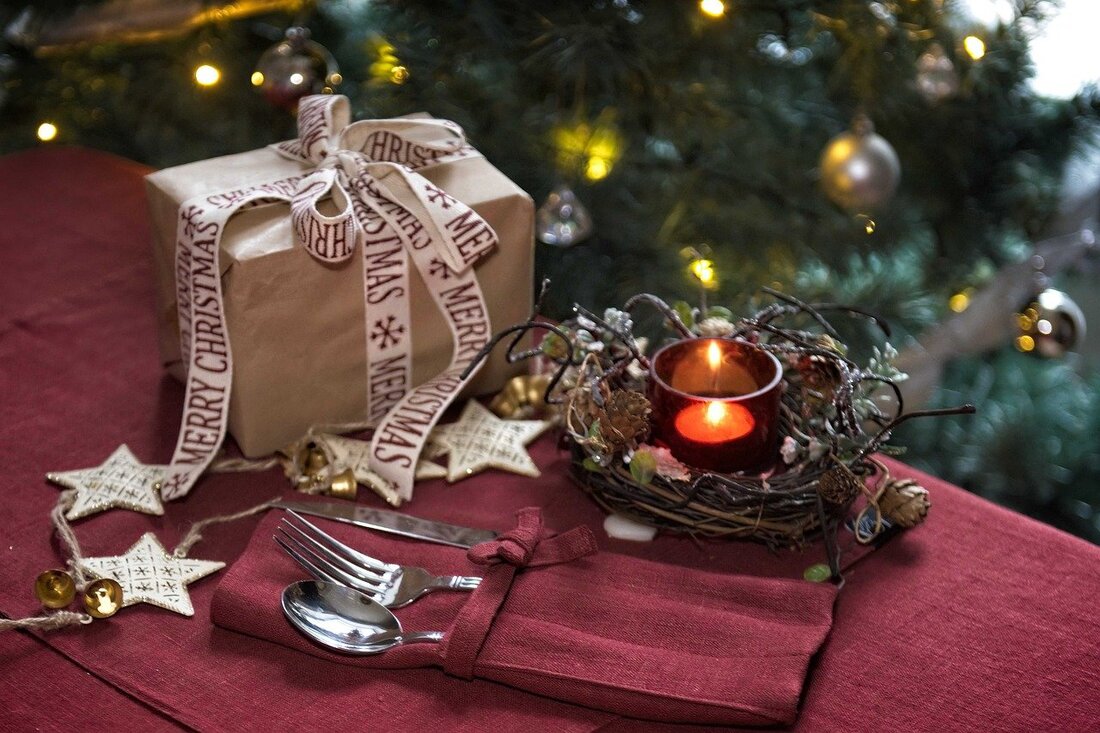 Weihnachten, das Fest der Traditionen, spiegelt sich auch in den Essgewohnheiten der Österreicher wider. Eine aktuelle Studie von iglo Österreich zeigt, dass traditionelles Essen nach wie vor einen hohen Stellenwert hat. Fast jeder Zweite (47 Prozent) wird eine herkömmliche Mahlzeit genießen, während weitere 28 Prozent manchmal auf Traditionelles zurückgreifen. Interessanterweise verzichtet nur ein Viertel komplett auf traditionelle Weihnachtsgerichte. Haushaltsgröße und Wohnort beeinflussen die Traditionstreue Die iglo-Trendstudie offenbart einen klaren Zusammenhang zwischen dem Festhalten an Weihnachtstraditionen, der Größe des Haushalts und dem Wohnort. In größeren Haushalten mit drei oder mehr Personen legt man besonders Wert auf traditionelle Weihnachtsspeisen. Ländliche Gebiete tendieren …