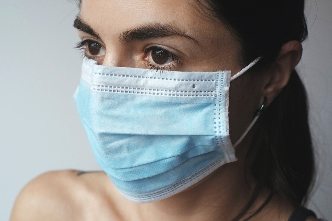 Der Nationalrat sprach sich mehrheitlich dafür aus, dem Gesundheitsminister eine Ermächtigung zur Beschaffung von COVID-19-Medikamenten zu geben. Einstimmig fiel der Beschluss über Fristverlängerungen, um Personalengpässe aufgrund der Pandemie zu vermeiden. Beschaffung von COVID-19-Medikamenten Der Gesundheitsminister erhält mehrheitlich eine Ermächtigung für die Beschaffung von COVID-19-Medikamenten. Aktuell ist diese auf die Beschaffung über das „Joint Procurement“ der EU beschränkt. Da einige Arzneimittelhersteller aber nicht über das Beschaffungsprogramm der EU verkaufen, werden bilaterale Verträge nötig, weshalb die Einschränkung zur Beschaffung weniger restriktiv sein soll. Die Änderung soll rückwirkend mit 1. Dezember 2021 in Kraft treten, um die Verteilung von außerhalb des gemeinsamen Beschaffungsprozesses …