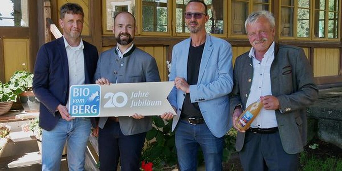Vor 20 Jahren setzten einzelne heimische Bio-Bergbauern, unter ihnen der Unterländer Milchbauer Heinz Gstir, ihre Vision in die Tat um: Ganz Tirol soll in den Genuss ehrlicher, heimischer Bio-Lebensmittel von herausragender Qualität aus kleinstrukturierten landwirtschaftlichen Betrieben kommen. „Anfangs wurden wir für unsere Idee belächelt. Bio war damals noch nicht so in den Köpfen der Menschen verankert, wie es heute der Fall ist“, erinnert sich Bio-Pionier und BIO vom BERG-Alt-Obmann Heinz Gstir. Der bio-logische Tiroler Weg Die Erfolgsgeschichte nahm Fahrt auf. 2017 konnte die Erzeugergenossenschaft erstmals die Netto-Umsatzmarke von 10 Millionen Euro knacken. Das Selbstverständnis von BIO vom BERG änderte sich &hellip;