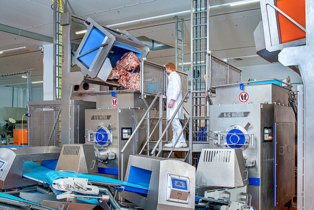 VetConcept, ein renommierter deutscher Hersteller von maßgeschneidertem Tierfutter für Haustiere mit speziellen Bedürfnissen, hat sein Nassfutterwerk in Föhren bei Trier mit zwei Industrie-Automatenwölfen AW 280 von K+G Wetter ausgestattet. Diese maßgeschneiderten Maschinen ermöglichen die Verarbeitung von Gefrierfleischblöcken und knochenhaltigen Produkten mit höchster Präzision und Hygiene. Die Investition in diese zukunftssicheren Maschinen unterstützt VetConcept bei seinem erwarteten jährlichen Wachstum von 20 Prozent.