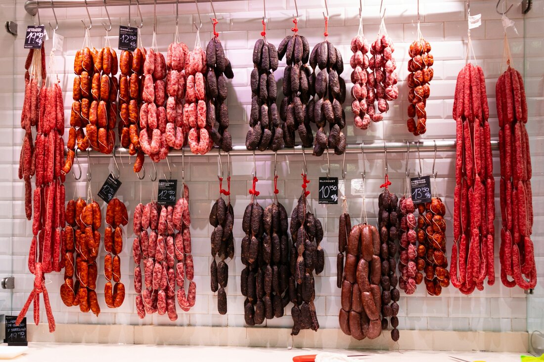 Internationale Wurstspezialitäten wie Sucuk, Chorizo oder Salsiccia bringen Urlaubserinnerungen in die Theke. Tipps für Fleischer, wie sie mit globalen Klassikern Vielfalt schaffen, Kunden begeistern und nachhaltig punkten – inklusive Infos zu Naturdarm und Verkaufsstrategien.