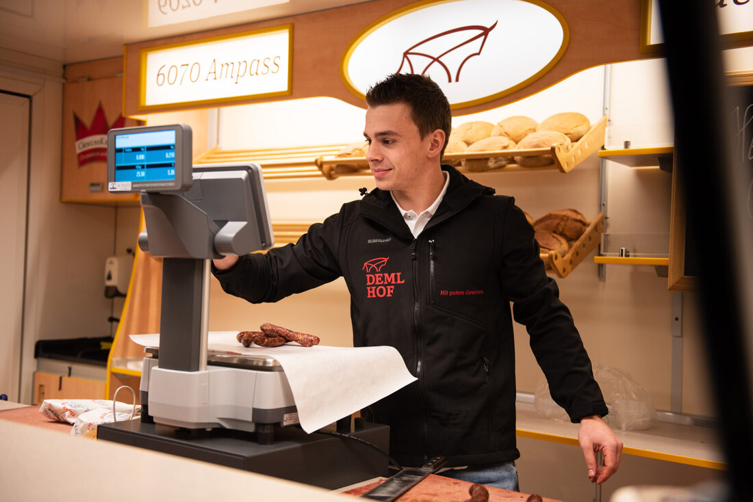 Tirol. Manuel Peer ist für Der Demlhof im Verkaufswagen unterwegs und bringt Fleisch direkt von seinem Hof in die Umlandgemeinden von Ampass.