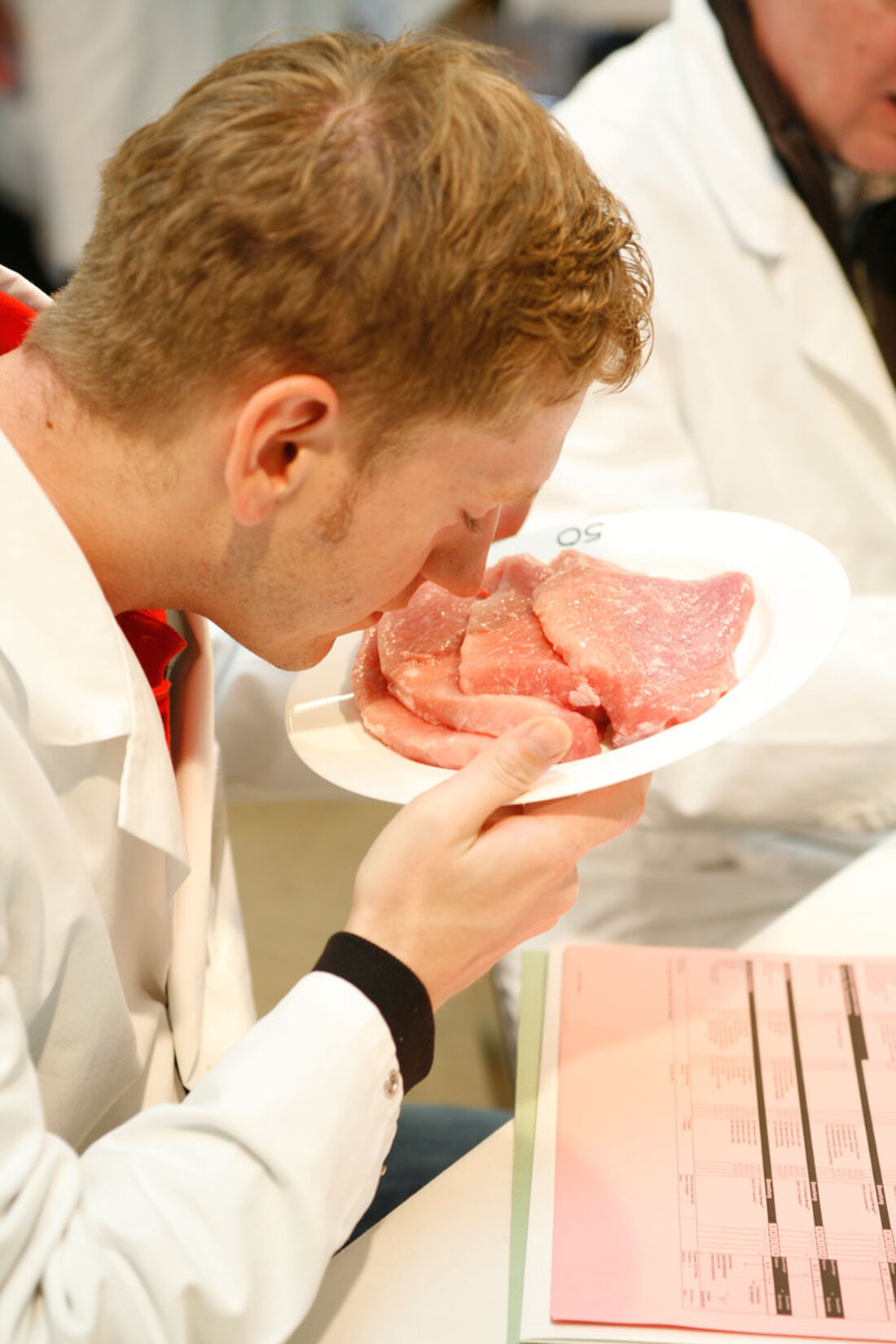 Eberfleisch in der Wertschöpfungskette“ lautet das aktuelle Thema, zu dem die Akademie der Deutschen Landwirtschafts-Gesellschaft (DLG) am Mittwoch, 22. Juni 2016, nach Frankfurt am Main einlädt. Im Mittelpunkt des Seminars stehen neue Erkenntnisse rund um die Haltung, Fütterung, Schlachtung und Verarbeitung von Ebern. Das Seminar kann mit einem Zertifikat zur Geruchswahrnehmung von Androstenon und Skatol abgeschlossen werden.