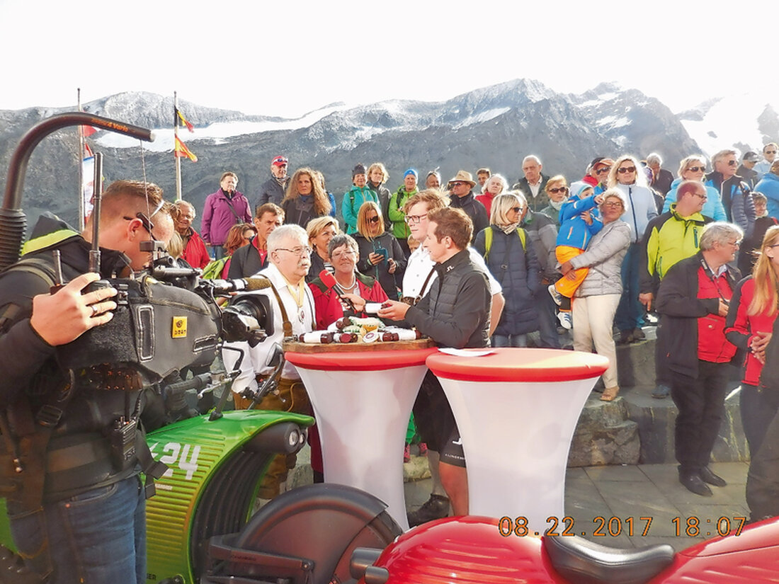 Die erste Ausgabe der neuen ORF Vorabendsendung „Daheim in Österreich“ wurde Ende August auf der Kaiser-Franz-Josefs-Höhe aufgezeichnet. Der Schauplatz auf der Kärntner Seite des Großglockners war unter anderem Kulisse für einen Beitrag über erfolgreiche heimische Familienunternehmen und Handwerksbetriebe. Auch eine Fleischerei wurde vorgestellt, aber über­ra­schen­der­wei­se keine aus Kärnten sondern eine aus Niederösterreich. So kam die Fleischerei Dormayer aus Langenzersdorf zu einem unverhofften Auswärtsgastspiel und präsentierte auf 2369 m Seehöhe ihre vielfach ausgezeichneten Blunzn. Unser Bild zeigt Moderator Lukas Schweighofer mit Franz, Margarete und Markus Dormayer. Für die Blunznweltmeister war das eine unbezahlbare Gratiswerbung.