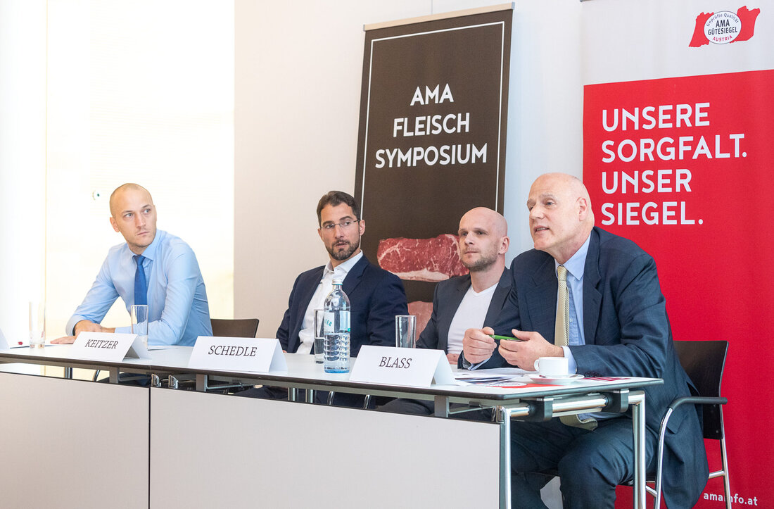 Bevölkerungsexplosion, Klimawandel, Verknappung der Ressourcen: Unsere Ernährungsgewohnheiten stehen auf dem Prüfstand. Das trifft besonders für den Umgang mit Fleisch zu. Experten aus Wissenschaft und Forschung stellten beim AMA-Fleischsymposium am 5. Juni unterschiedliche Ansätze für die Zukunft des Fleisches und seiner Alternativen vor.