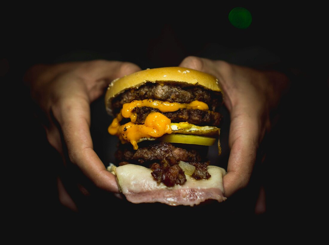 Smashed Burger: Premium-Burger-Trend erobert Österreich. In der Welt der Burger gibt es ständig neue Trends, und derzeit ist der „Smashed Burger“ oder „Smashburger“ in aller Munde. Dieser neue Premium-Burger-Trend begeistert nun auch Österreich. Was macht den Smashed Burger so besonders?