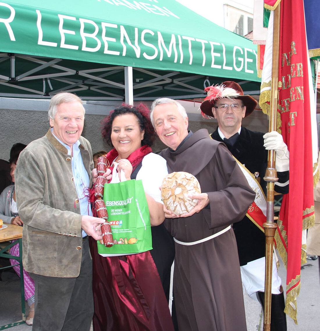 Zahlreiche Besucher ließen sich Köstlichkeiten der Wiener Lebensmittelgewerbe um 6.200 Euro schmecken, die der Suppenküche des Franziskanerklosters zugute kommen.