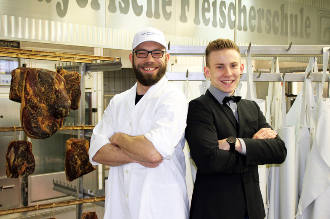 Vom 13. bis 21. Mai 2017 bietet die 1. Bayerische Fleischerschule Landshut erstmals einen Lehrgang zum Fleischsommelier an, in dem Meister und erfahrene Praktiker zu vielseitigen und trendbewussten Experten des edlen Rohstoffs weitergebildet werden.