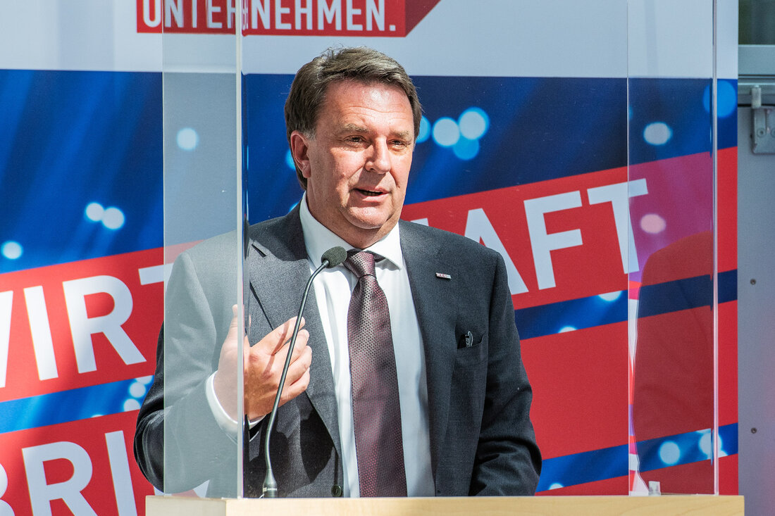 Wolfgang Ecker ist heute im Wirtschaftsparlament der Wirtschaftskammer Niederösterreich (WKNÖ) einstimmig zum neuen WKNÖ-Präsidenten gekürt worden. Er folgt damit Sonja Zwazl, die nun nach 20 Jahren an der WKNÖ-Spitze aus dem Amt geschieden ist. Diese Einstimmigkeit sei „ein Auftrag, gemeinsam Themen anzugehen und Lösungen zu entwickeln“, so Ecker. „In unserer täglichen Arbeit in der WKNÖ geht’s nämlich nur um eines: Gemeinsam die Zukunft unserer Wirtschaft gestalten.“ Ebenfalls mit einstimmiger Zustimmung wurden Kurt Hackl und Thomas Salzer zu Vizepräsidenten gekürt. Nina Stift, Christian Moser und Thomas Schaden sollen bei der nächsten Präsidiumssitzung als Vizepräsidenten kooptiert werden. „Hilfen für Unternehmen sind Hilfen …