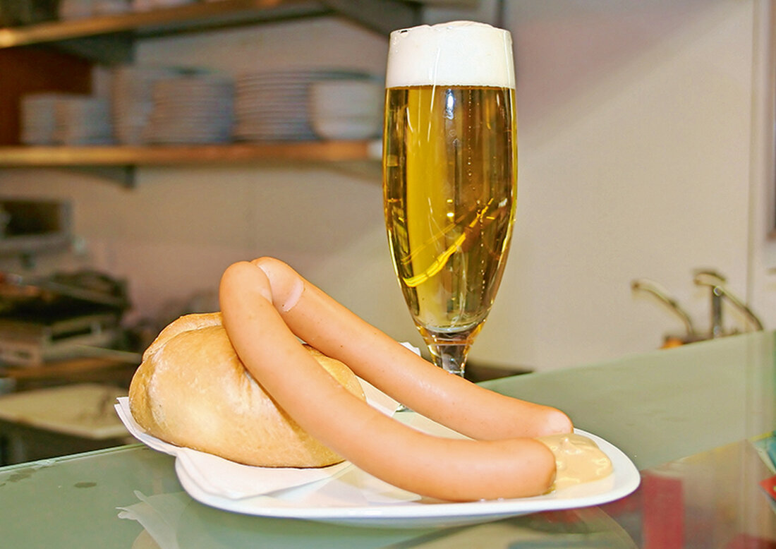 In der Ballsaison haben sie Hochsaison, wenngleich die beliebten Frankfurter – welche fälschlicher Weise auch als Wiener Würstchen bezeichnet werden – das ganz Jahr über gerne
genossen werden.