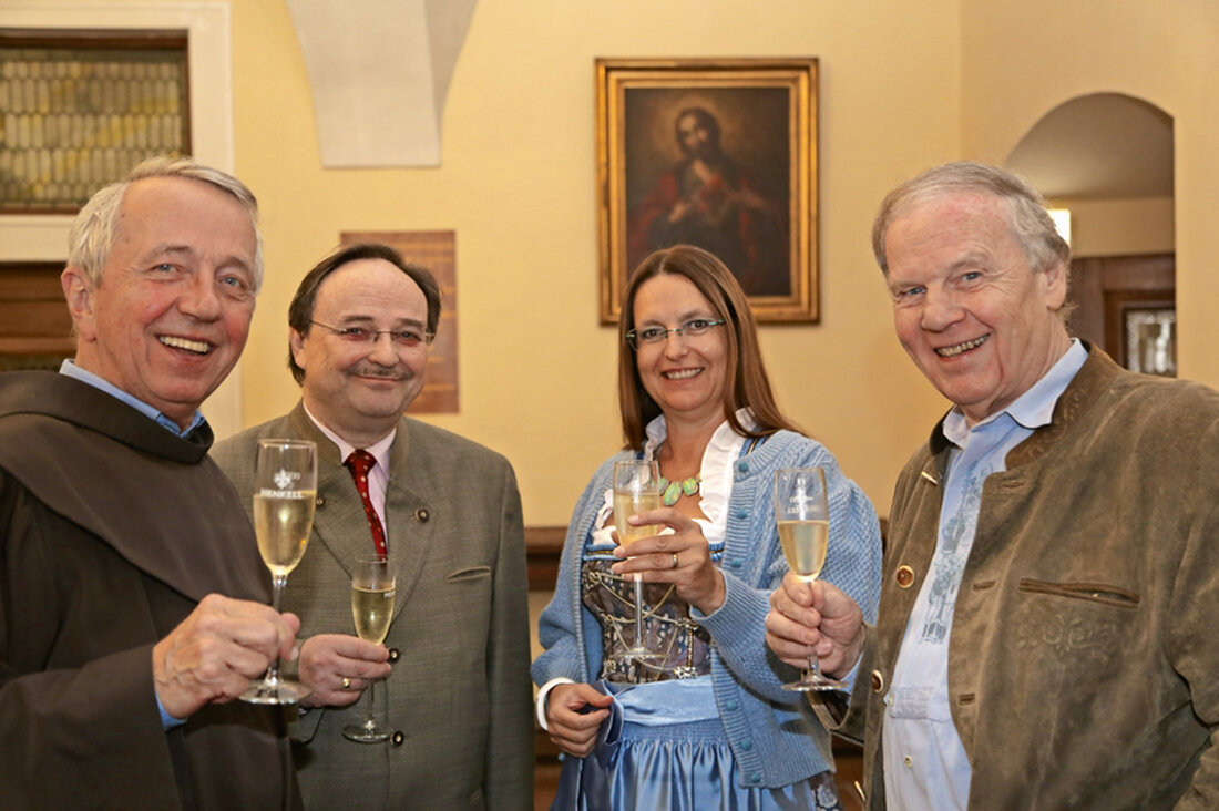 Im September fand der 8. Franziskus Kirtag der Wiener Lebensmittelgewerbe statt. Nach dem Dankgottesdienst der Wiener Fleischer in der Franziskanerkirche im 1. Bezirk wurde die anschließende Veranstaltung wetterbedingt kurzerhand vom Innenhof in das Refektorium der Franziskaner verlegt, was der guten Stimmung keinen Abbruch tat. Einer der Höhepunkte war auch heuer die Darbietung des Männergesangsvereins der Wiener Fleischer.Sämtliche Einnahmen des Kirtags, nämlich 4.900 Euro, spendeten die Wiener Lebensmittelgewerbe dem Franziskanerorden, der Bedürftige versorgt. Unser Foto zeigt Pater Dr. Felix Gradl vom Franziskanerorden, Dr. Kurt Schebesta, Geschäftsführer der Wiener Lebensmittelgewerbe, DI Anka Lorencz, Geschäftsführerin der Bundesinnung der Lebensmittelgewerbe, und KR Erwin Fellner, &hellip;