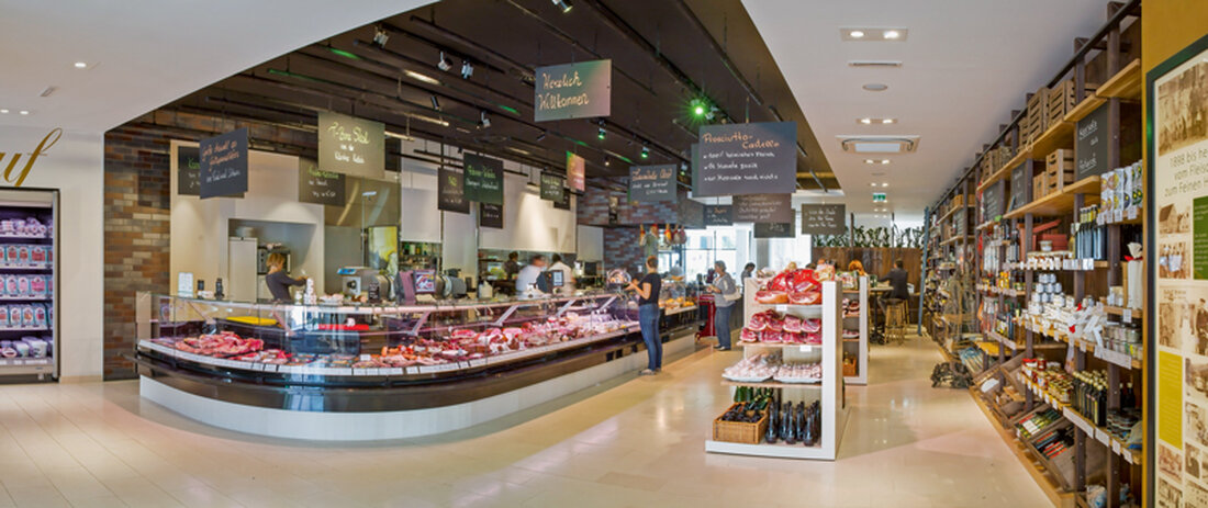 Frierss Feines Haus in Villach ist „Bestes Feinkostgeschäft Kärntens“, aktuell ausgezeichnet als Bundeslandsieger im Ranking der besten Feinkostgeschäfte im Genuss Guide 2018, herausgegeben von Medianet. Eine Spezialität des Hauses ist Frierss Prosciutto Castello, der 14 Monate in der Treffner Rohschinkenmanufaktur reift, oder Frierss Mortadella, neben einer großen Auswahl an Speck- und Schinkenspezialitäten. Neu im Sortiment finden sich die Trüffelsalami und die Fenchelsalami, die drei Monate natürlich in Edelschimmel reifen, die großartige Trüffelmortadella, delikate Hühnerfiletschinken oder die zartcremige Trüffelstreichwurst, neben einer Riesenauswahl an besten heimischen Fleischspezialitäten. „Ein Fleischerfachgeschäft der Extraklasse“, so der Genuss Guide.