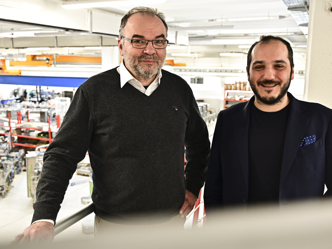 Weber Maschinenbau und Colimatic verstärken ihre langjährige Zusammenarbeit, um ihren Kunden in verschiedenen Ländern und Zielmarktsegmenten optimale und technisch erstklassige Lösungen im Bereich Verpackung und Automatisierung anzubieten. Die Partnerschaft ermöglicht es Weber, in Zukunft zusätzliche Produktreihen im Verpackungsbereich anzubieten, indem Colimatic OEM-Produkte für Weber herstellt. 