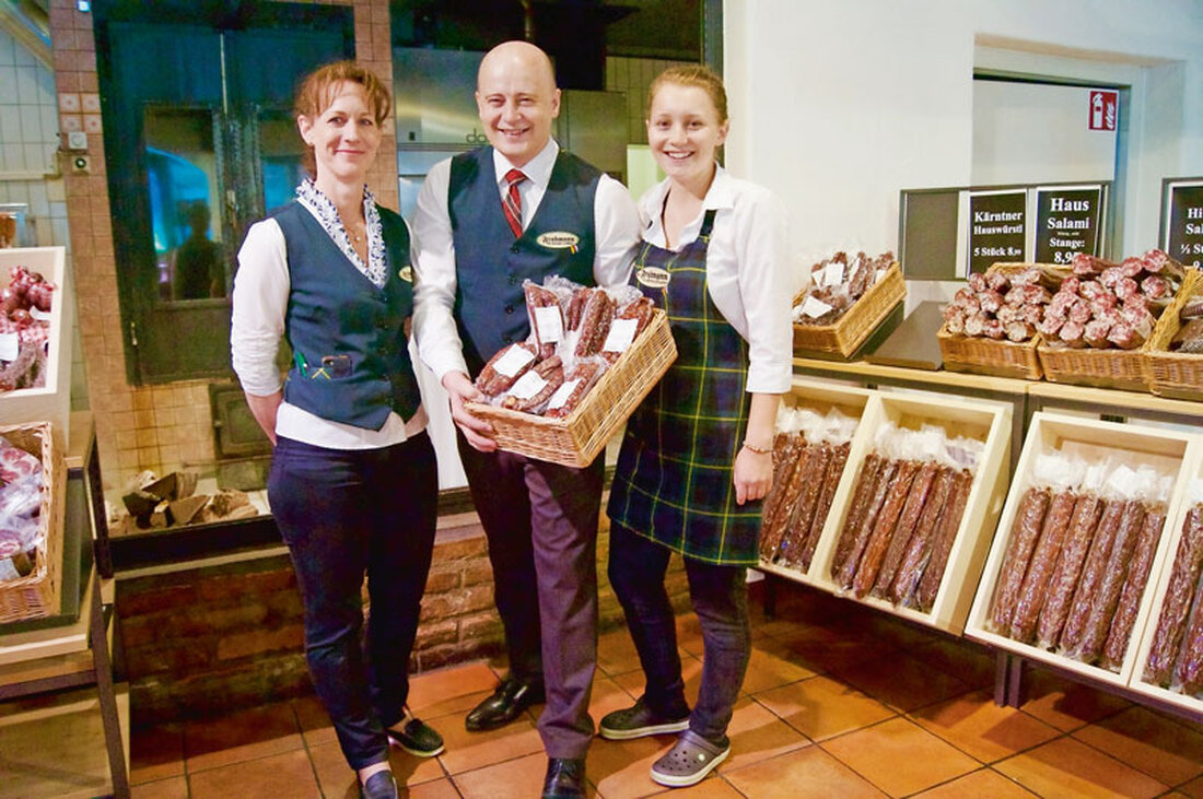 Marlies und Rudolf Fruhmann freuen sich mit Tochter und Juniorchefin Anna Fruhmann über eine Neueröffnung: Alle Spezialitäten aus Fleischerei und Gasthaus mit Sitz in der Triester Straße 1 in Wernberg (zwischen Villach und Velden) gibt es jetzt auch in der Schmankerl Heimat zu kaufen – Würstel, Speck, Kärntner Nudeln, Gulasch, Geselchtes und vieles mehr. Die Kärntner Fleischerei Fruhmann legt bei ihren Fleischprodukten großen Wert auf Frische und Regionalität. Ein besonderes Highlight ist die Schauselch, die den Gästen das Handwerk des Fleischermeisters näher bringen soll. Sie gewährt Einblicke in die Reifekammern und in die offene Küche und demonstriert Ehrlichkeit und Authentizität. &hellip;