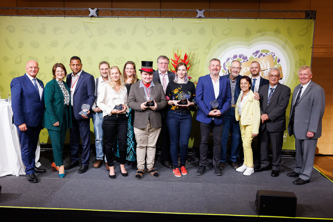 Wien wäre ein gutes Stück ärmer ohne die vielen Lebensmittelgeschäfte, die als Grätzel-Nahversorger ihre Kunden täglich mit allem versorgen, was schmeckt. Höchste Zeit, diese Betriebe vor den Vorhang zu holen und diesen Betrieben die verdiente Wertschätzung für ihre tägliche Arbeit zukommen zu lassen.Mehr als 12.000 Stimmen gingen beim Online-Voting für den Genuss Award 2024 ein. Gewählt wurden Wiens kulinarische Lieblingsbetriebe in neun Kategorien: Feinkost, Süßwaren, Fisch, Naturkost, Obst und Gemüse, Fleischer, Bäcker, Konditoren, Vinotheken. Die kulinarischen Lieblingsbetriebe des Online-Votings Fleischer aus Liesing Der kulinarische Lieblingsbetrieb in der Kategorie „Fleischer“geht an den Familienbetrieb „Thum Schinken“, den es seit 1860 gibt. Die &hellip;