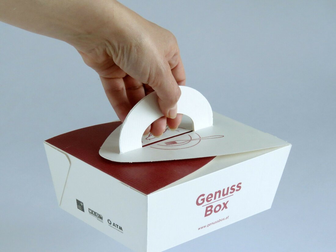 Lebensmittel sind wertvoll, insbesondere die Reste eines guten Mittag- oder Abendessens sind zu schade zum Wegwerfen. Die Stadt Wien startet daher das Projekt Genuss Box und möchte damit eine gesellschaftsfähige Variante vorstellen, die Reste vom Essen „einpacken“ zu lassen. In der ansprechend gestalteten Genuss Box findet das zu große Schnitzel genauso Platz wie der Rest vom Gemüsecurry oder Topfenknödel mit Zwetschkenröster vom Buffet einer Veranstaltung. Abfallvermeidung jetzt auch in Wien! Im Westen von Österreich kennt man sie schon, die Genuss Box. Nun können auch Gastronomiebetriebe in Wien ihren Gästen diese Möglichkeit der Mitnahme von Essensresten anstelle von Alufolie oder Einwegplastik …