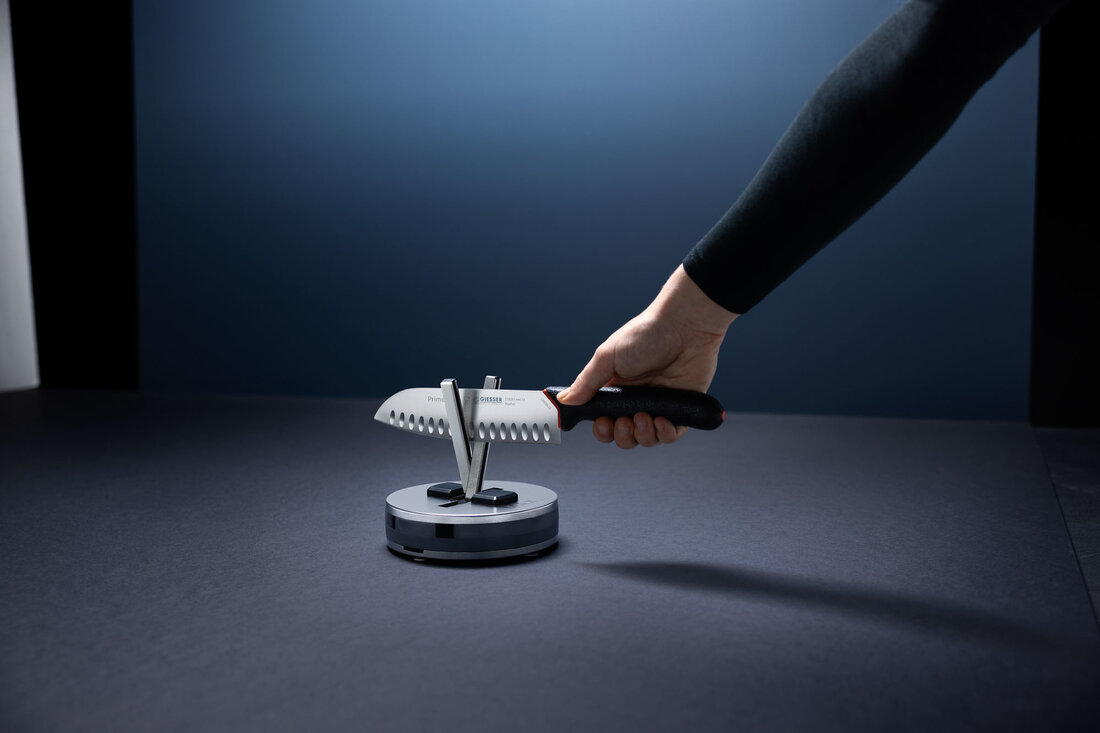 MAX - die neue Generation der Messerschärfer. Mit seinen speziell entwickelten Schärfstäben, die sich selbstjustierend positionieren, definiert der MAX Messerschärfer das manuelle Schärfen und Abziehen ganz neu.