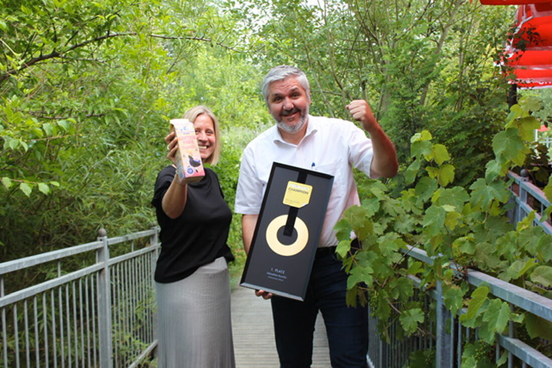 Für Fleisch- und Wurstprodukte stehen vier Kategorien zur Einreichung zur Verfügung, nämlich „Selbstbedienung“, „Theke“, „Convenience“ und „Klassik“. Molkereiprodukte können in den Kategorien „Innovationen“ sowie „Klassik“ für eine Teilnahme nominiert werden. Das Qualitätsniveau war in allen Wettbewerbs-Sparten wieder auffallend hoch. Auswahlverfahren durch Blindverkostung und mehrstufiges Verfahren Um die drei Bestplatzierten zu ermitteln, wird auf ein bewährtes mehrstufiges Verfahren gesetzt. Nach einer Vorstellung in PRODUKTentscheiden die Leser:innen, welche der Produkte es in die Endrunde schaffen, denn sämtliche Einreichungen werden in unserer Fachzeitschrift vorgestellt. Danach erfolgt eine Vorverkostung durch eine Fachjury. Die besten und vielversprechendsten Neuheiten gelangen schließlich in die letzte, entscheidende Runde &hellip;