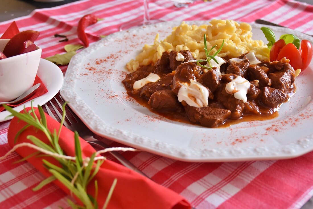 Wildfleisch ist keine reine Saisonware: Dank ganzjähriger Jagdzeiten bietet es das ganze Jahr über nachhaltigen Genuss und wird auf der SÜFFA 2024 als Vermarktungschance für Betriebe hervorgehoben.