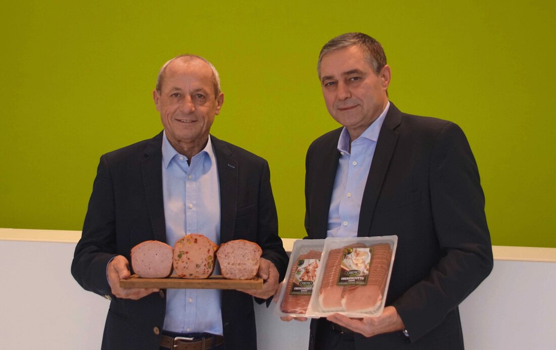 Rund 40 Schweine- und 160 Rinderbauern liefern derzeit ihre Tiere an gourmetfein. Obwohl die Produktionsstätte des Produzenten erst 2013 erbaut wurde, platzt man hierbereits aus allen Nähten. Die Lösung? Eine Parnterschaft mit der Zellinger GmbH soll beiden Produzenten neue Möglichkeiten eröffnen.