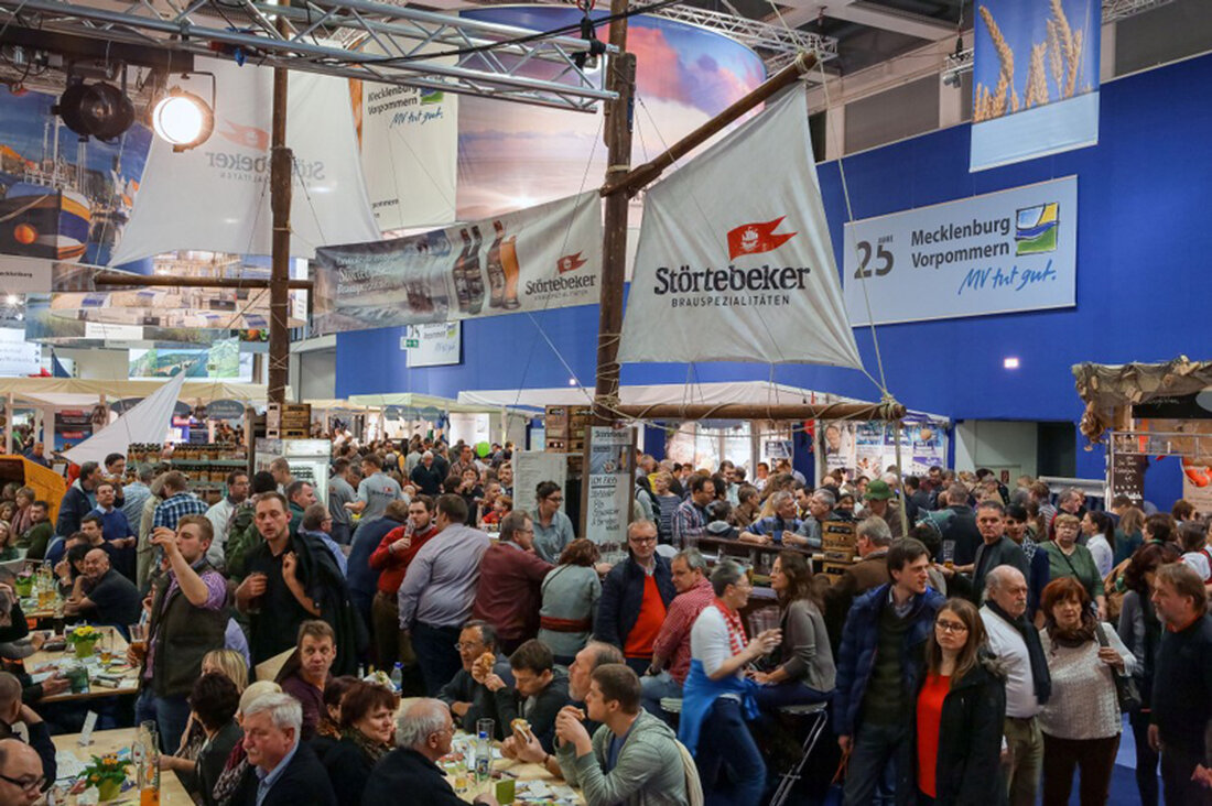 Morgen öffnet die größte Agrar- und Ernährungsmesse der Welt in Berlin. 65 Länder präsentieren in der deutschen Hauptstadt ihre Spezialitäten. Zu probieren gibt es internationale Genüsse von Safran aus Afghanistan bis Käse aus Frankreich, aber auch deutsche Leckereien - sei es bayerischer Krustenbraten oder Maultaschen-Eis aus Schwaben.