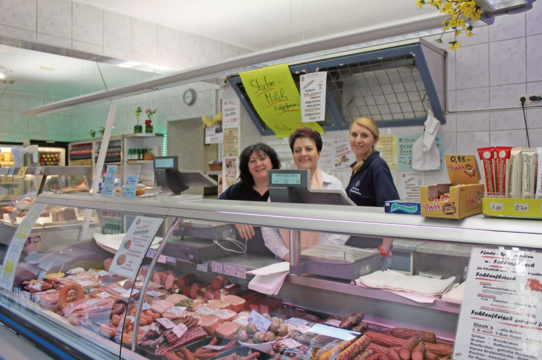 Der Familienbetrieb Gumprecht ist der letzte noch in Österreich produzierende Pferdefleischer. Die Produktionsstätte befindet sich in Enns/OÖ, in Wien werden sechs Filialen betrieben. Unser Bild zeigt Firmenchefin Margarete Gumprecht mit den Mitarbeiterinnen Sladi und Vesna in der Filiale in Ottakring.