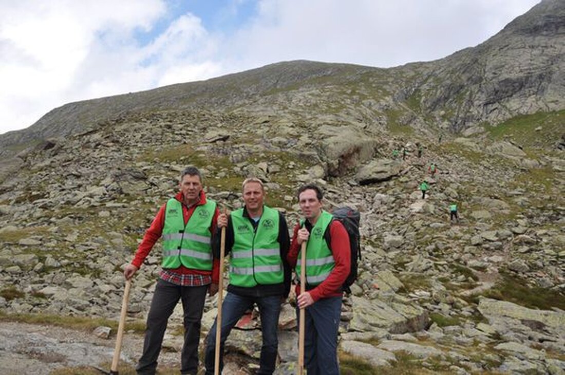 Für einen unbeschwerten Genuss der Bergwelt sind gepflegte Wanderwege und Schutzhütten eine Grundvoraussetzung. Der führende Tiroler Speckerzeuger fördert daher die Erhaltung der Wanderwege und Schutzhütten.
