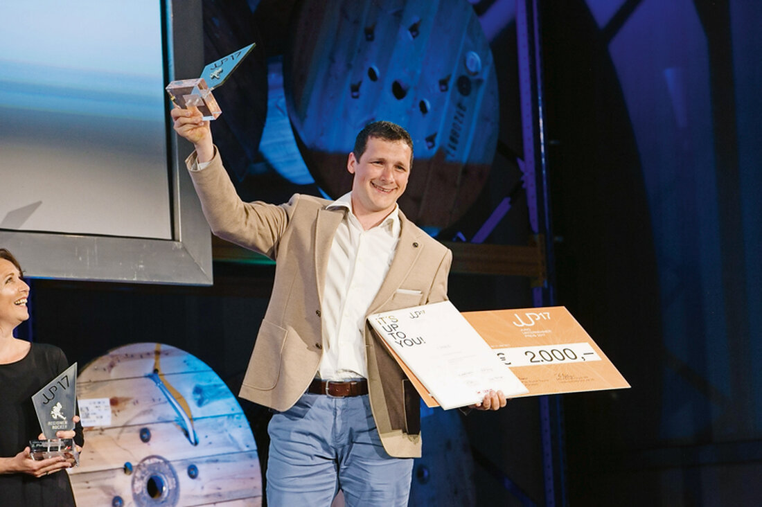 Mit dem Jungunternehmerpreis werden Unternehmen ausgezeichnet, die mit neuen Ideen und innovativen Lösungen wichtige Impulse für Oberösterreichs Wirtschaft setzen. Die Landmetzgerei Hochhauser aus Pichl bei Wels ist der diesjährige Preisträger in der Kategorie „Regionen-Rocker“. Zum einen ist die Wurst-pur-Linie „Warmbräten braucht keine Chemie“ gerade dabei, sich bei ernährungsbewussten Kunden durchzusetzen. Zum anderen gibt es sogar aus Italien und Deutschland Anfragen für den Leberkäsesnack „Jump“. Durch die Verpackung im Glas hat er eine sehr lange Haltbarkeit, die spezielle Form verleiht ihm beim Backen ausgezeichnete Röstaromen und wenn er fertig ist, hüpft er origineller Weise von selbst aus dem Glas. Wir gratulieren &hellip;