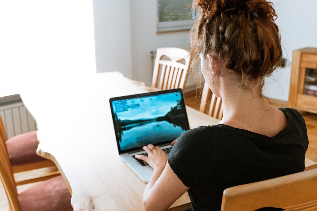 Bereits im Herbst des vergangenen Jahres wurde es angekündigt, jetzt liegen die Inhalte des neuen Home-Office-Gesetzes am Tisch. Die Experten von Jank Weiler Operenyi, der Rechtsanwaltskanzlei im Deloitte Legal Netzwerk, haben die wichtigsten Punkte für Arbeitnehmer und Arbeitgeber zusammengetragen.