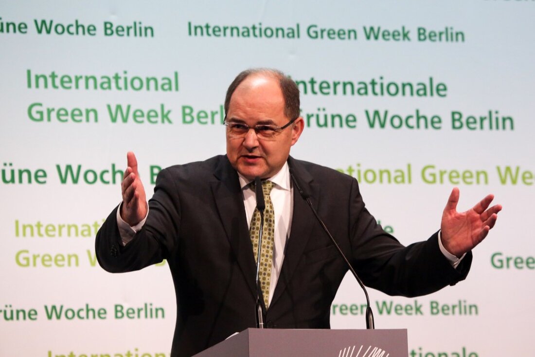 Begleitet von Forderungen nach mehr Tierschutz hat in Berlin die weltgrößte Agrarmesse Grüne Woche begonnen. Der deutsche Landwirtschaftsminister Christian Schmidt (CSU) sagte beim Eröffnungsrundgang, angesichts niedriger Preise gehe es auch um ein größeres Verständnis dafür, dass Regionalität, Tierwohl und nachhaltige Produktion ihren Preis wert seien.