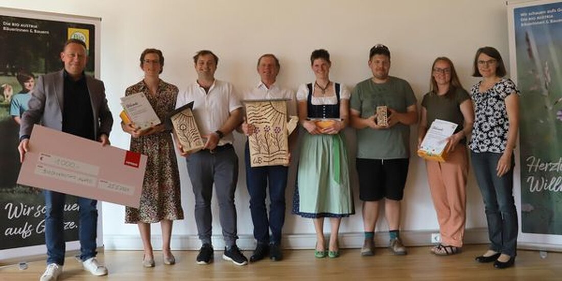 Der erste Biodiversitäts-Award, initiiert von BIO AUSTRIA Tirol und BIO vom BERG, ehrt engagierte Tiroler Bäuerinnen und Bauern für ihren Beitrag zum Schutz der Artenvielfalt. Im Rahmen eines Symposiums in Rotholz wurden drei Betriebe ausgezeichnet, darunter Familie Strickner aus Nösslach, Familie Esterhammer aus Fügenberg und Maria Schmidt und Harald Stoiber aus Going. Die Veranstaltung umfasste informative Vorträge und eine Podiumsdiskussion mit Vertretern aus Politik und Landwirtschaft.