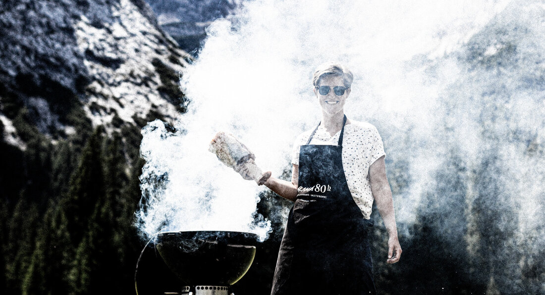 Melli Gruber ist Tiroler Landessiegerin und Lehrling des Monats:
Wir haben mit der Quereinsteigerin über ihren Berufswechsel, die Lehrzeit und „Frauen im Fleischerhandwerk” gesprochen.