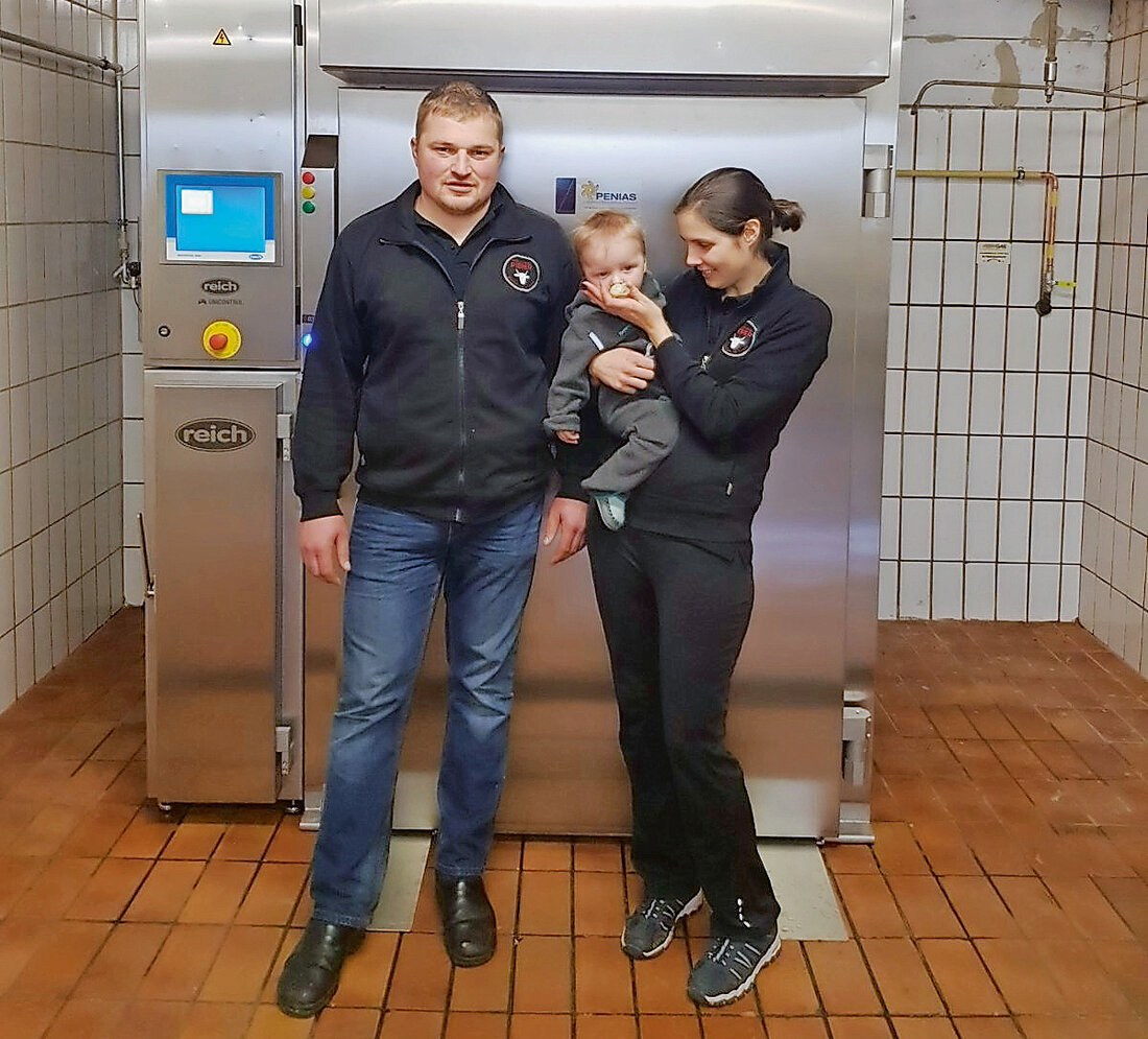 Seit zwei Jahren haben Peter Pierer und seine Frau Tanja mit Sohn Niklas die Fleischerei in Passail gepachtet. Sehr stolz ist der Jungunternehmer auf sein Rindfleisch, es soll, so sagen auch Kollegen, das beste in Österreich sein. Das Geheimnis ist die Regionalität (die Tiere stehen mindestens eine Saison auf der Alm) und die stressfreie Schlachtung. Überhaupt hat sich Pierer der Regionaliät ­verschrieben: 100 % seiner Produkte im Laden sind regional. Damit es auch im Alltag stressfrei zugehen kann, hat er die 35 Jahre alte Räucheranlage jetzt gegen eine neue von Reich getauscht. „Ich habe mehrere Vertreter da gehabt und mich &hellip;