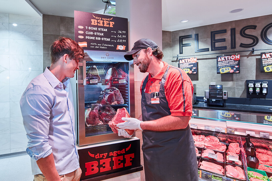 Dry Aged Fleisch ist unter Steak-Fans schon lange das Höchste der Gefühle. Steaks sind dabei kein reines Grill-Produkt im Sommer mehr, sondern werden von Kunden das ganze Jahr nachgefragt. Rechtzeitig vor den familiären Weihnachtsfestessen springt jetzt auch Interspar auf den Trend auf.Ab sofort gibt es österreichweit Dry Aged gereiftes Rindfleisch als T-Bone-, Ribeye-, Rump-, Prime Rib-, Tomahawk- und Club-Steak in AMA-Qualität und Dry Aged Schweinekarree in Bedienung. Am Knochen bei konstanter Kühle und Feuchtigkeit gereift, fein marmoriert und nach der Zubereitung zart am Gaumen &#8211; „Dry Aged“ war lange das Geheimnis von perfektem Steak-Genuss. Die Metzgermeister von Tann in Graz &hellip;