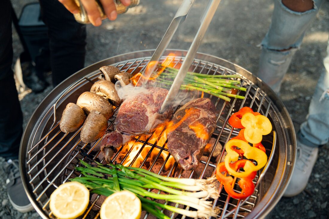 Aktueller WWF-Grillfleisch-Check: Mangel an klimafreundlichen Alternativen aufgedeckt - Einblicke in die Supermarkt-Angebote während der Grillsaison.