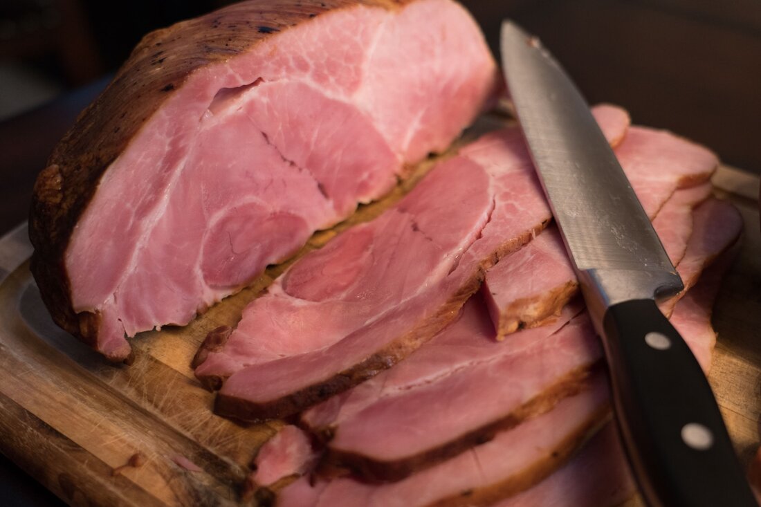 Erleben Sie Tradition & Geschmack beim Bleiburger Schinkenfest: Ostermarkt, Wahl des Schinkenkaisers und regionale Delikatessen locken jährlich Tausende.