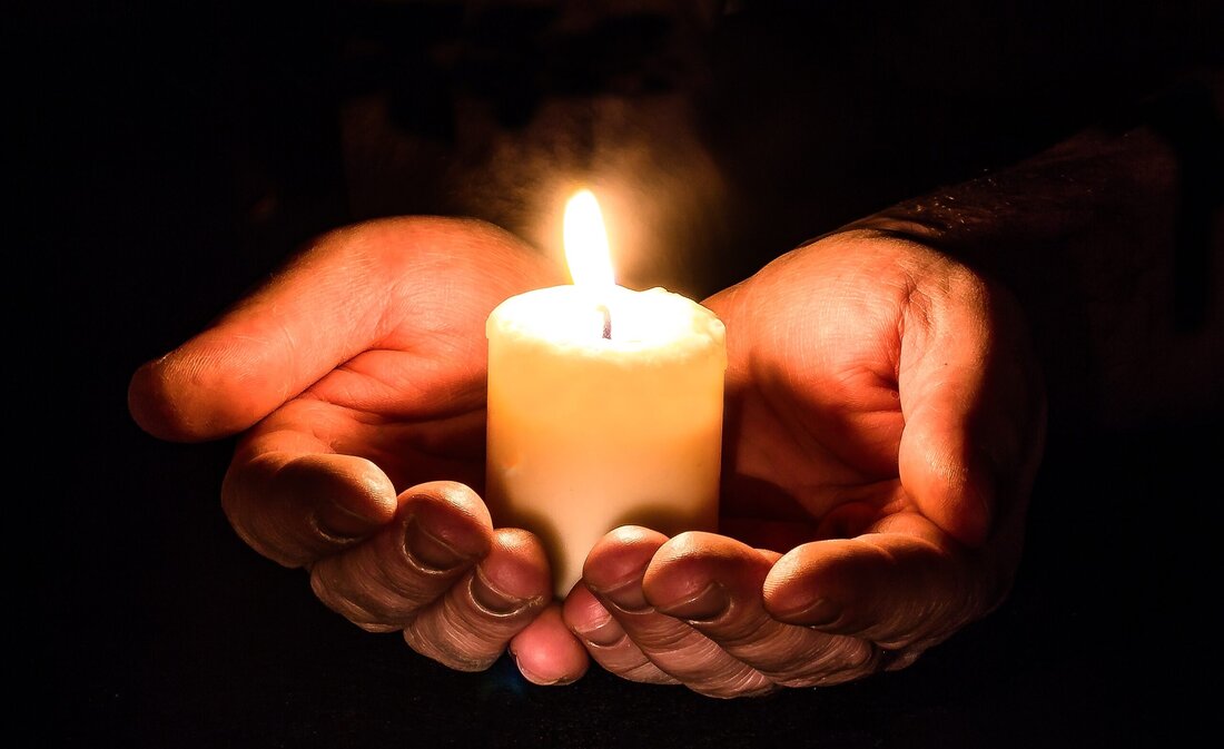 Nach einer Störung im Festnetz von A1, die Mitte Oktober dazu geführt hat, dass auch Notfallnummern zeitweise nicht erreichbar waren, werden jetzt auch alle weiteren Notfall-Szenarien im Falle des Falles durchgedacht. Vor allem ein Ausfall der Stromversorgung kann weitreichende Folgen haben. Wir alle verlassen uns auf die sichere Versorgung mit Strom. Was aber, wenn es zu Ausfällen kommt? Zwei Drittel der Unternehmen gaben bei einer Blitzumfrage der WK Wien an, dass sie nicht für einen möglichen Blackout vorgesorgt haben. Gleichzeitig waren 77 Prozent schon von einem Stromausfall betroffen. Und nur 10 Prozent halten einen Blackout für „Nicht wahrscheinlich“.