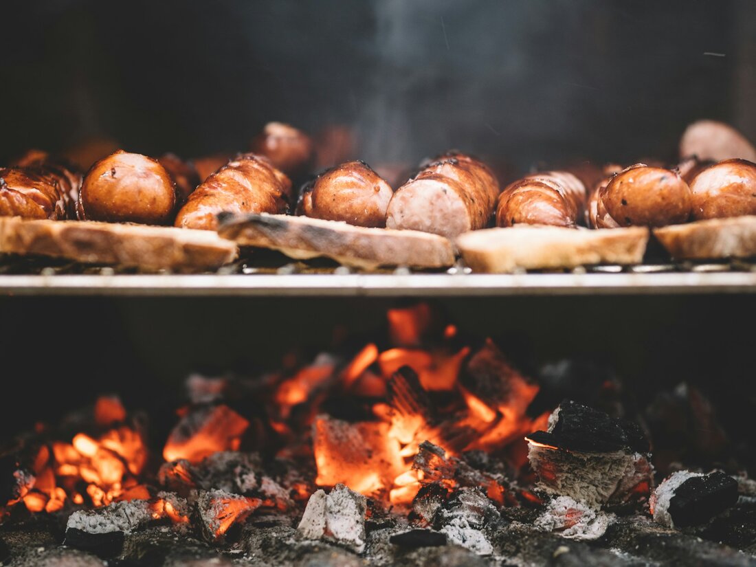 Am 18. und 19. Oktober 2025 ist das Schloss Neugebäude in Wien der Treffpunkt für alle Freunde von Grill, BBQ und kulinarischem Genuss. Beim Wurstfest – Vienna BBQ Days treffen internationale Foodtrucks, Grillmeister und Produzenten auf ein hungriges und interssiertes Publikum.