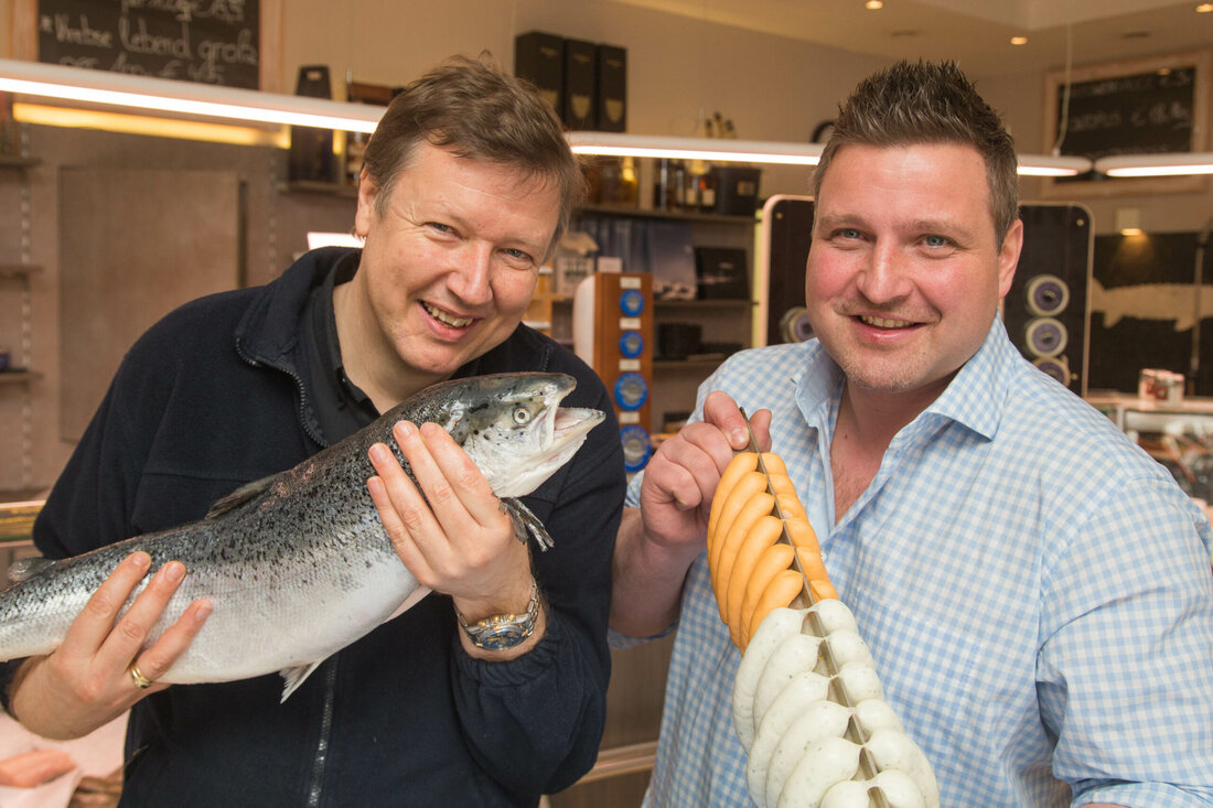 Eine kulinarische Gemeinschaftsproduktion der besonderen Art präsentierten die beiden innovativen Grödiger Unternehmer Walter Grüll und Fleischermeistermeister Stephan Fuchs. Die sogenannten „LaxFurter“ sehen aus wie Frankfurter Würste, bestehen aber zu 100 Prozent aus Fisch.