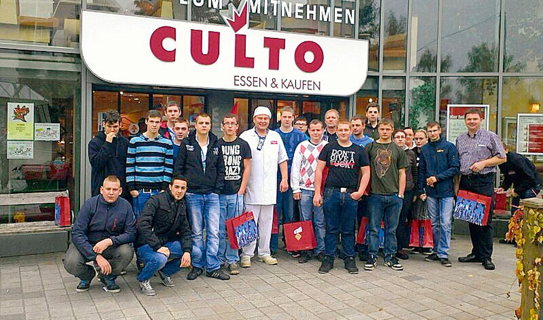 Die Schüler des 1. und 3. Jahrganges der Landesberufsschule Hollabrunn, in Begleitung der Fachlehrer Christian Höfinger und Thomas Bergmann, besichtigten zum Abschluss der Lehrgangswochen den Wurstspezialitsten Moser in Wieselburg und die Firma Haubi in Petzenkirchen.