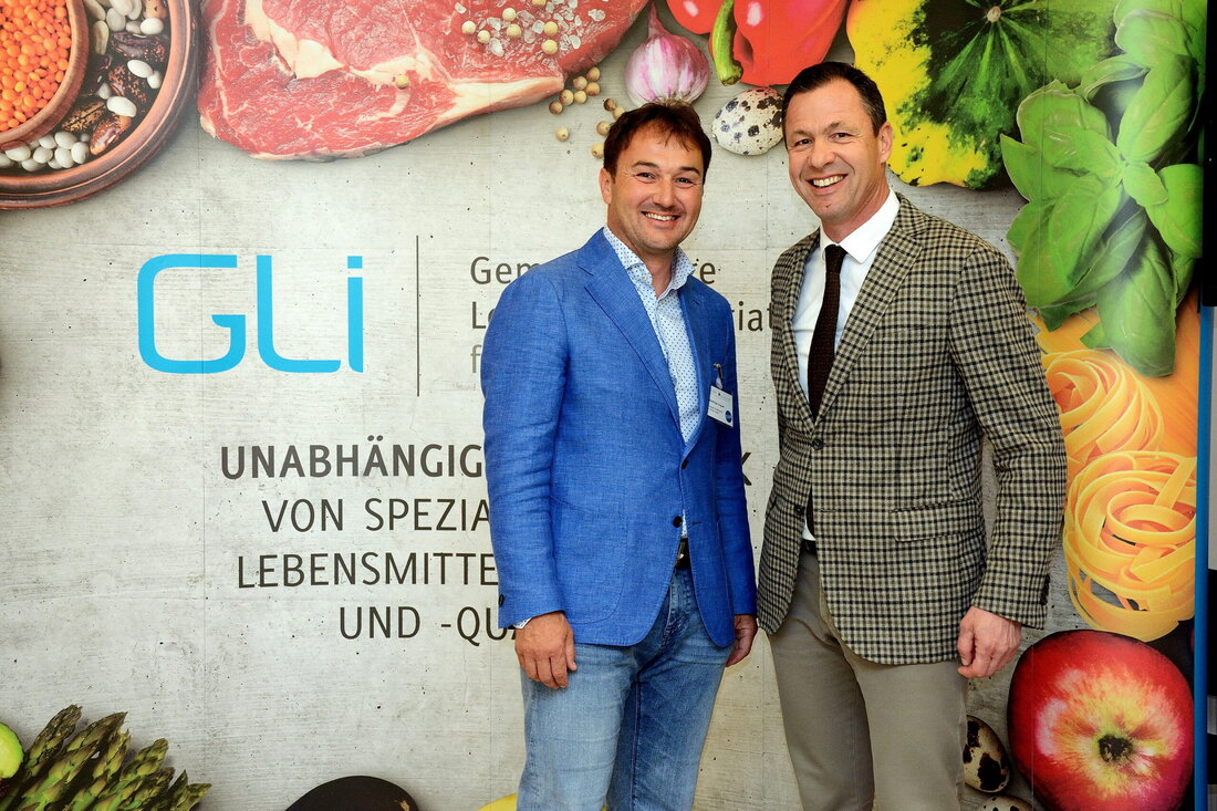 Von 10. - 11. April 2019 veranstaltete die Gemeinnützige Lebensmittelinitiative für Österreich ihr mittlerweile Tradition gewordenes 5. Symposium für Lebensmittelsicherheit im Steiermarkhof in Graz. Die mit über 200 TeilnehmerInnen ausverkaufte Veranstaltung zog durch seine breit gefächerte Themensetzung und hochkarätigen Vortragenden vorwiegend Besucher aus dem In- und Ausland an. Seien es Hersteller, Handel oder Interessensvertretungen: Sie alle verbindet das gemeinsame Ziel den Konsumenten die höchste Qualität und Sicherheit zu garantieren.