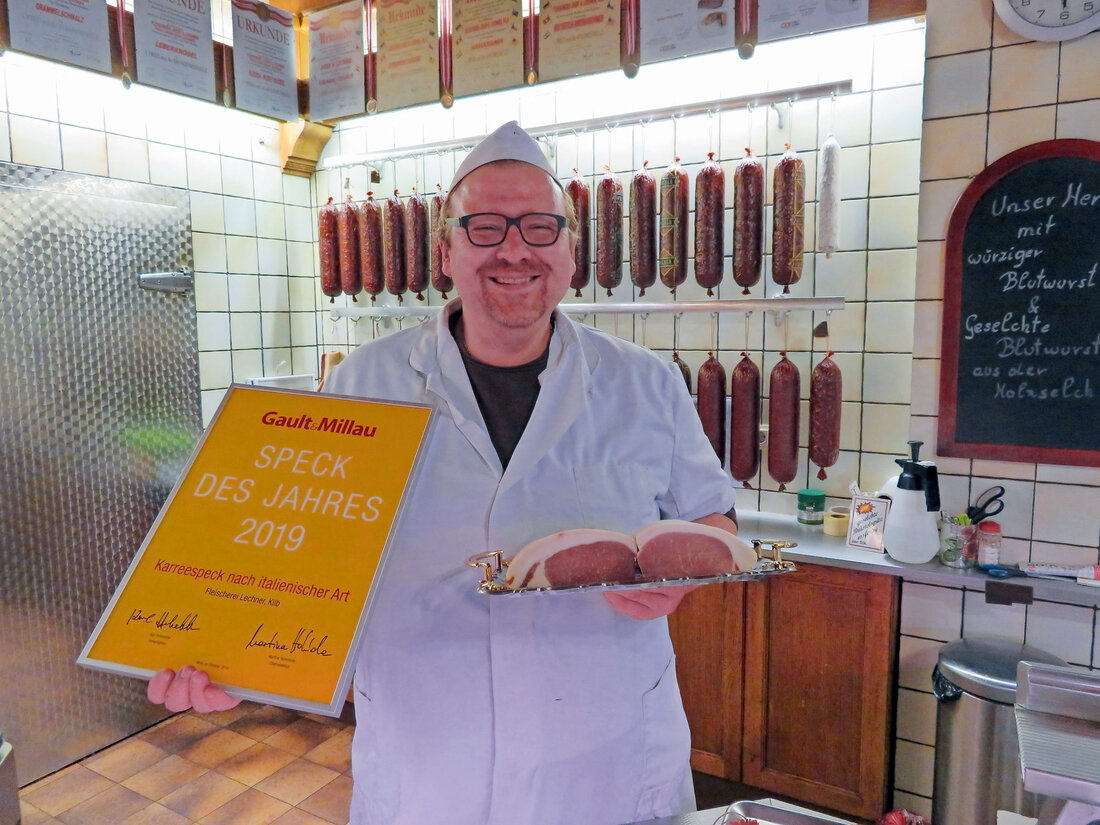 In fünfter Generation führt Josef Lechner seine Fleischerei – das tut er nicht nur mit Leib und Seele, sondern auch sehr erfolgreich. Einen ganz besonderen Namen hat sich Lechner mit seiner Leidenschaft für Rohschinken gemacht und ist damit landesweit zur Berühmtheit geworden. „Rohschinken ist eigentlich fast mein Hobby“, erzählt er und bietet gleich seine Köstlichkeiten an: den Rosenschinken mit Meersalz etwa, den Mostviertler Rinderrohschinken und seinen Star, den „Karreespeck nach italienischer Art“. Dieser wurde jetzt von Gault Millau zum „Speck des Jahres 2019“ gekürt. Und obwohl der Fleischer Ehrungen für seine Schinken-Kreationen gewohnt ist („Beim 100. Preis habe ich zu &hellip;