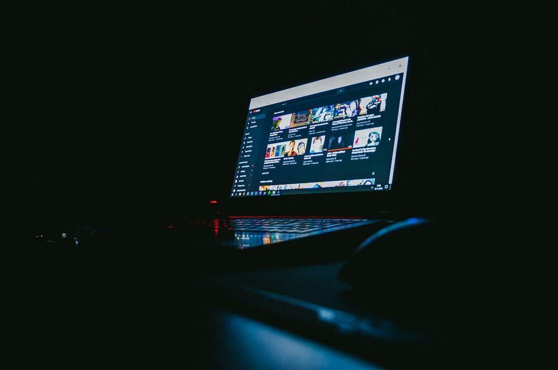 Gen Z und Millennials dominieren den Trend des Social Shoppings, das klassischen E-Commerce überholt. Marktforscher prognostizieren ein Umsatzwachstum im Social Commerce bis 2030 auf 6,2 Bio. Dollar.